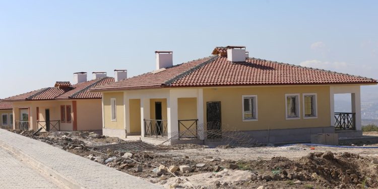 Depremzedeler için yapılan köy evlerinde ilk teslimat kasımda