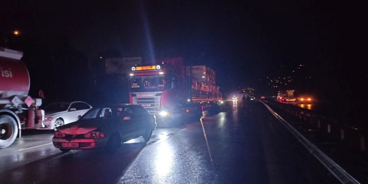 Kocaeli’de tankerden yola dökülen mazot, 26 aracın karıştığı kazaya sebep oldu