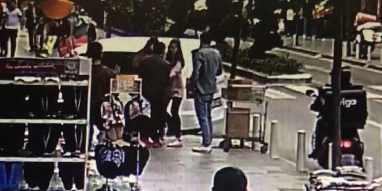 Dayakçı kocasını sokakta bıçakladı