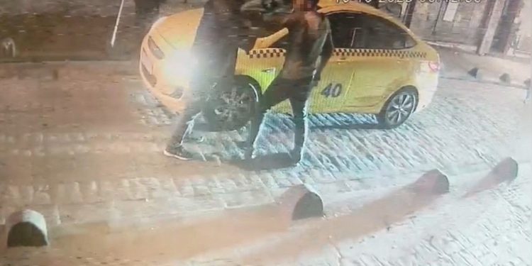 İstanbul’da takside kavga: Hem dövdü hem de bıçakladı