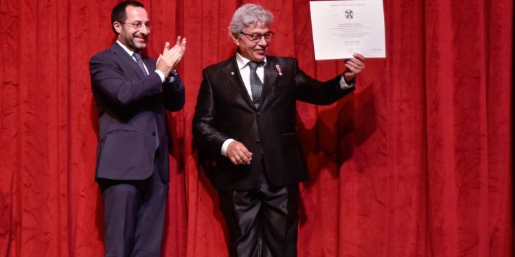 İZDOB Sanat Yönetmeni Aydın Uştuk’a “İtalya Yıldızı” nişanı verildi