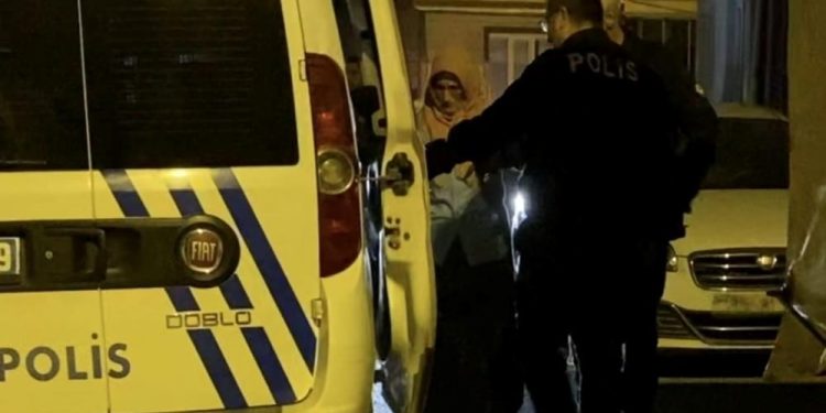 Kendisine küfreden kocasını bıçakladı: İhbarda bulunup teslim oldu