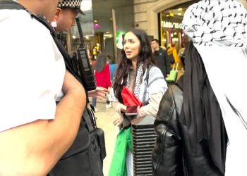Londra’da Filistin bayrağı taşıyan kadına saldırı