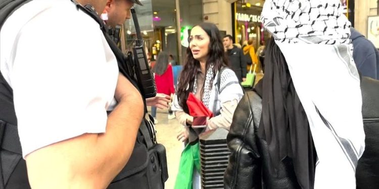 Londra’da Filistin bayrağı taşıyan kadına saldırı