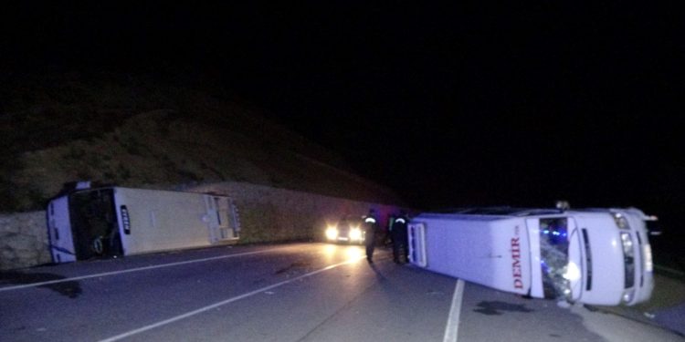 Uşak’ta iki işçi servisi çarpıştı: 28 yaralı