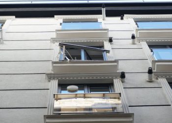 Dairede sıkışan gaz patladı: 3 yaralı