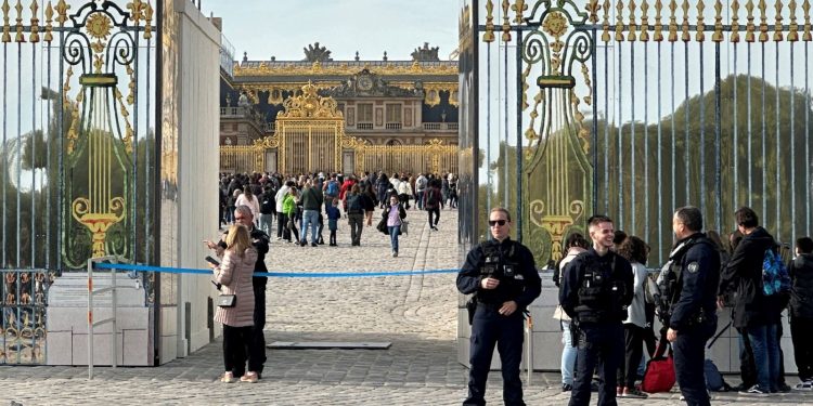 Fransa’da Versay Sarayı için sahte bomba ihbarı yapan kişiye hapis cezası