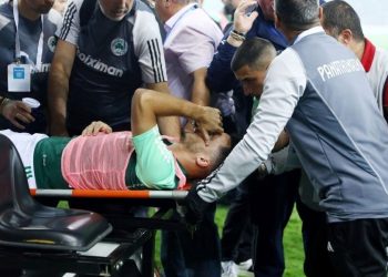 Havai fişek isabet eden Panathinaikos futbolcusu hastaneye kaldırıldı