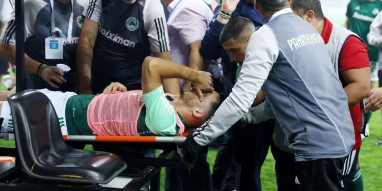 Havai fişek isabet eden Panathinaikos futbolcusu hastaneye kaldırıldı