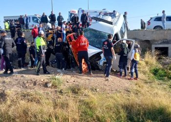 İşçi servisiyle kamyonet çarpıştı: 2 ölü, 19 yaralı