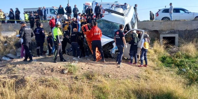 İşçi servisiyle kamyonet çarpıştı: 2 ölü, 19 yaralı